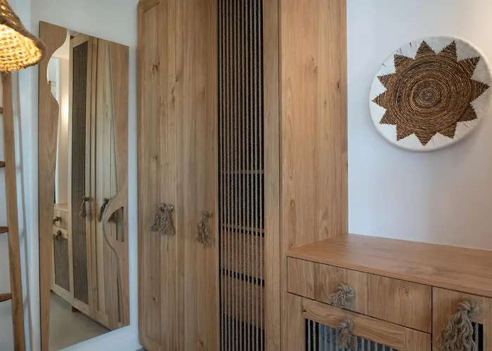 Kosmitis & Apartment Naousa (Paros)